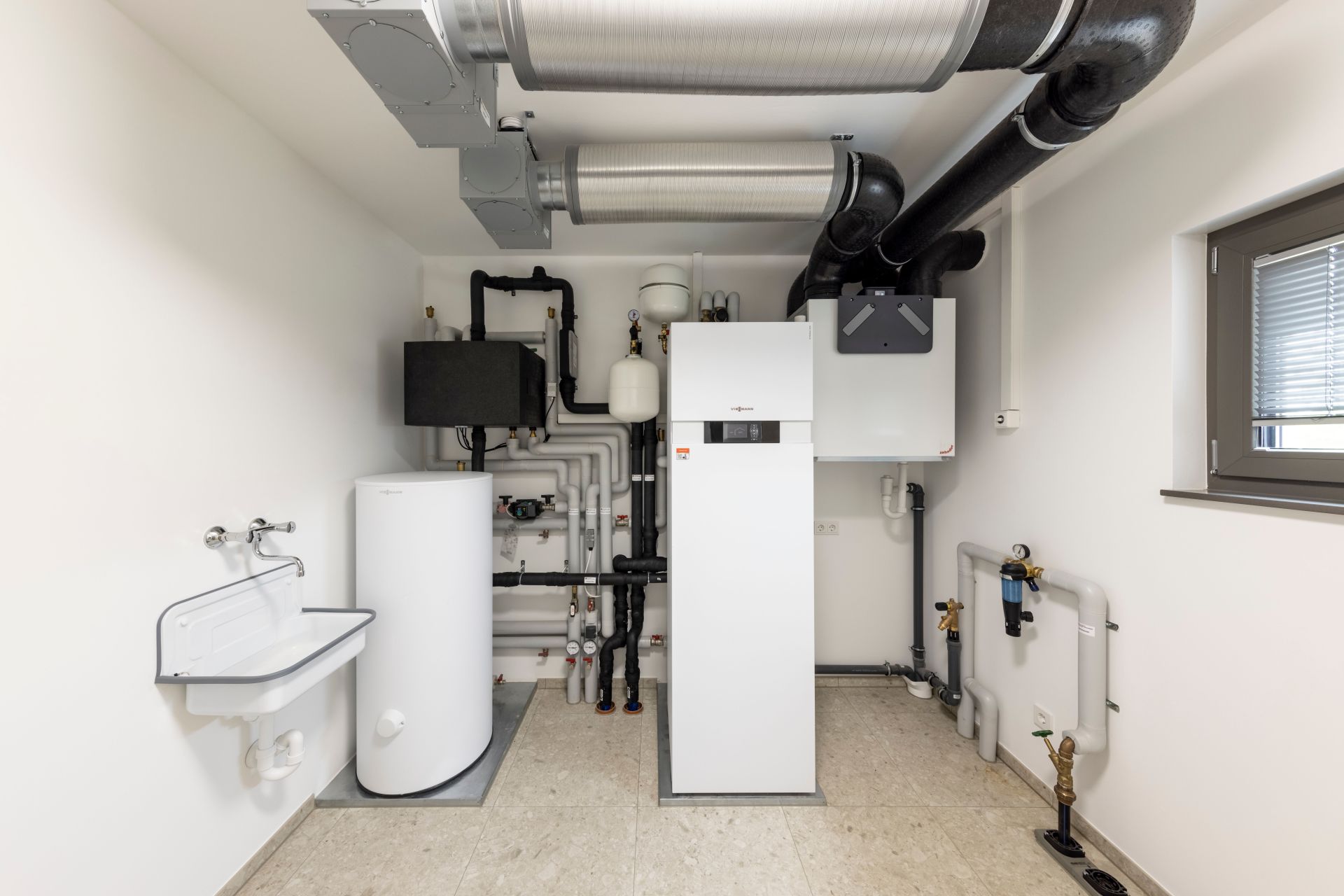 Hauswirtschaftsraum im FingerHaus ARTIS 300 Musterhaus Würzburg mit moderner Heizungs- und Haustechnik.