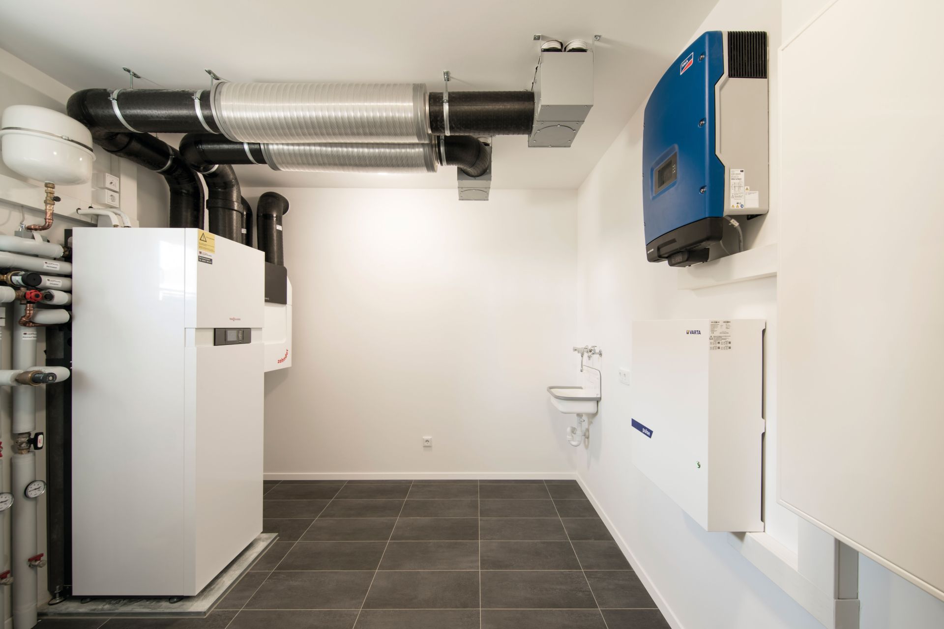 Hauswirtschaftsraum im FingerHaus SENTO 500 Musterhaus Frankenberg mit moderner Heizungsanlage, Lüftungssystem, Solartechnik und funktionaler Ausstattung.