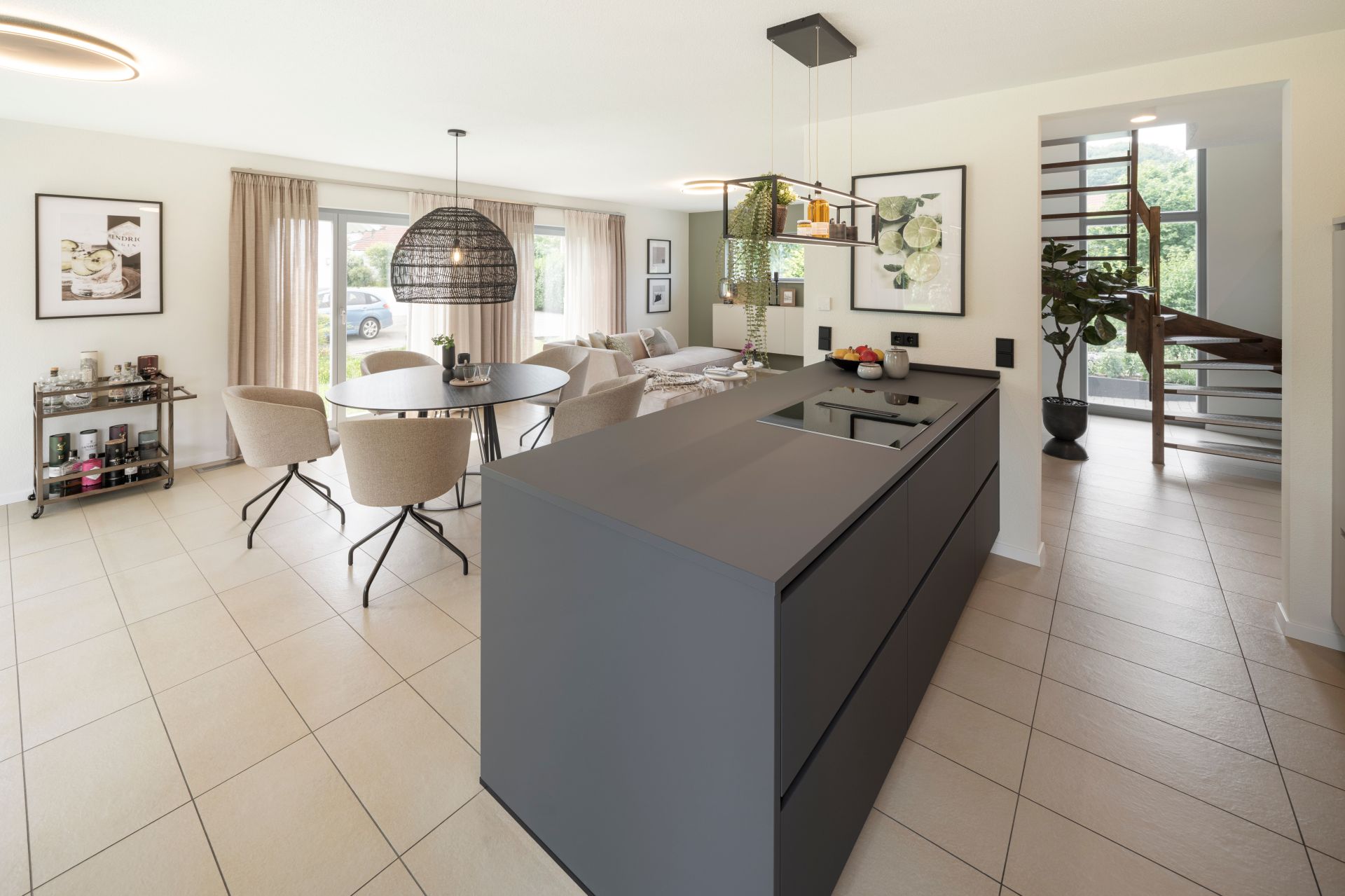 Offene Küche mit Kochinsel, Essbereich und angrenzendem Wohnzimmer im frei geplanten Musterhaus in Marburg.