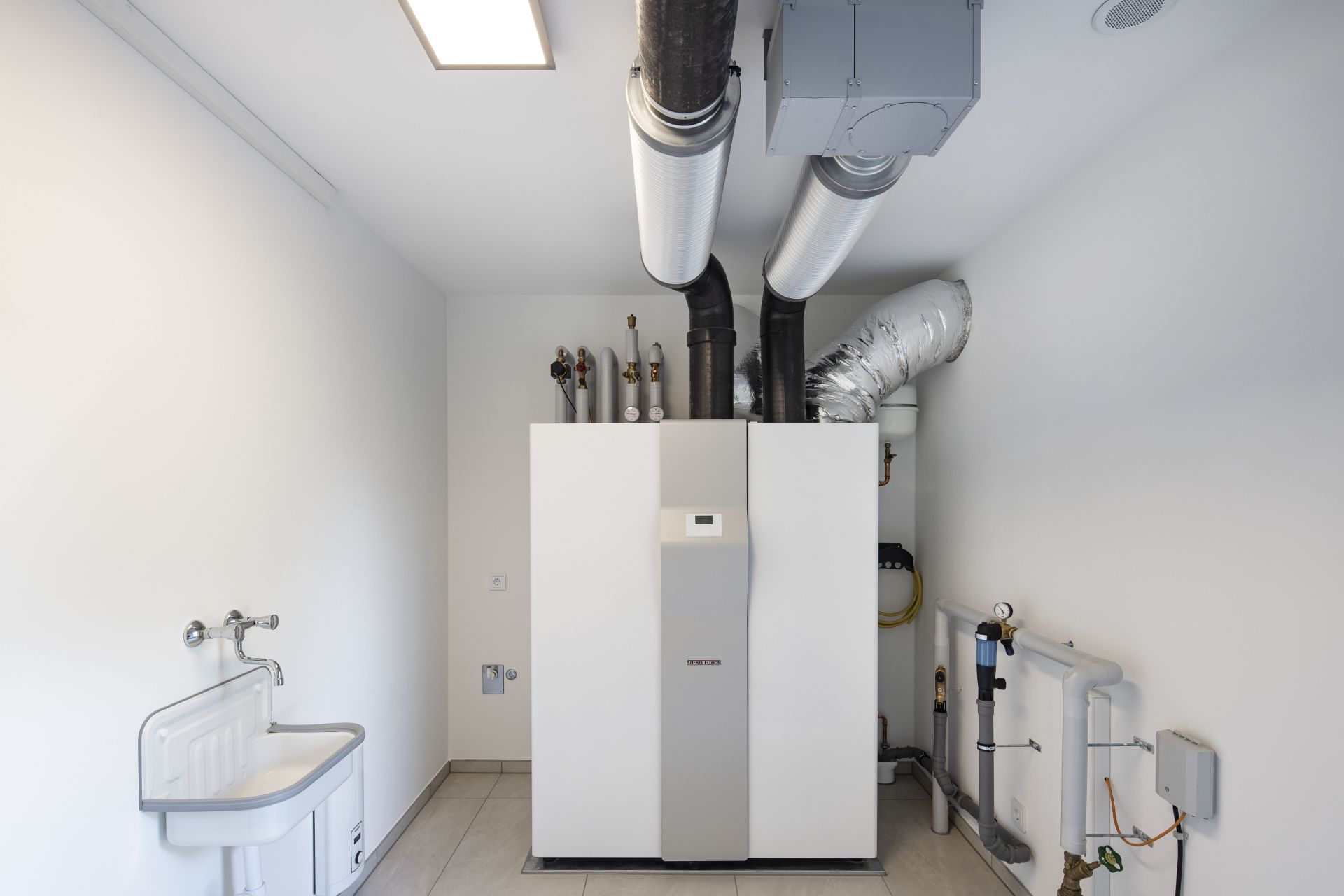 Hauswirtschaftsraum im MEDLEY Musterhaus Mannheim mit moderner Haustechnik und Wärmepumpe.