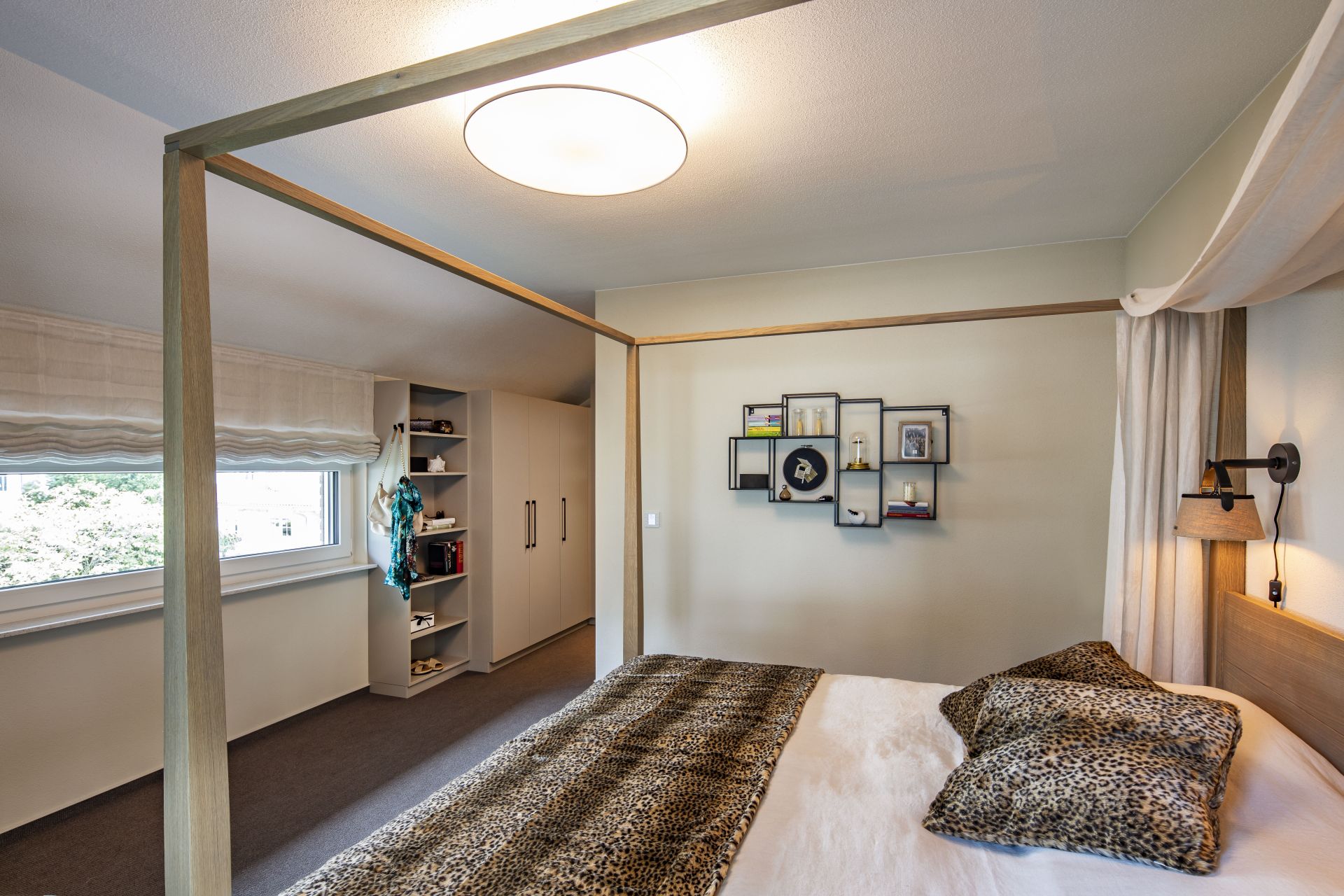 Schlafzimmer mit Ankleide im MEDLEY Musterhaus Mannheim mit modernem Stauraum und gemütlicher Einrichtung.