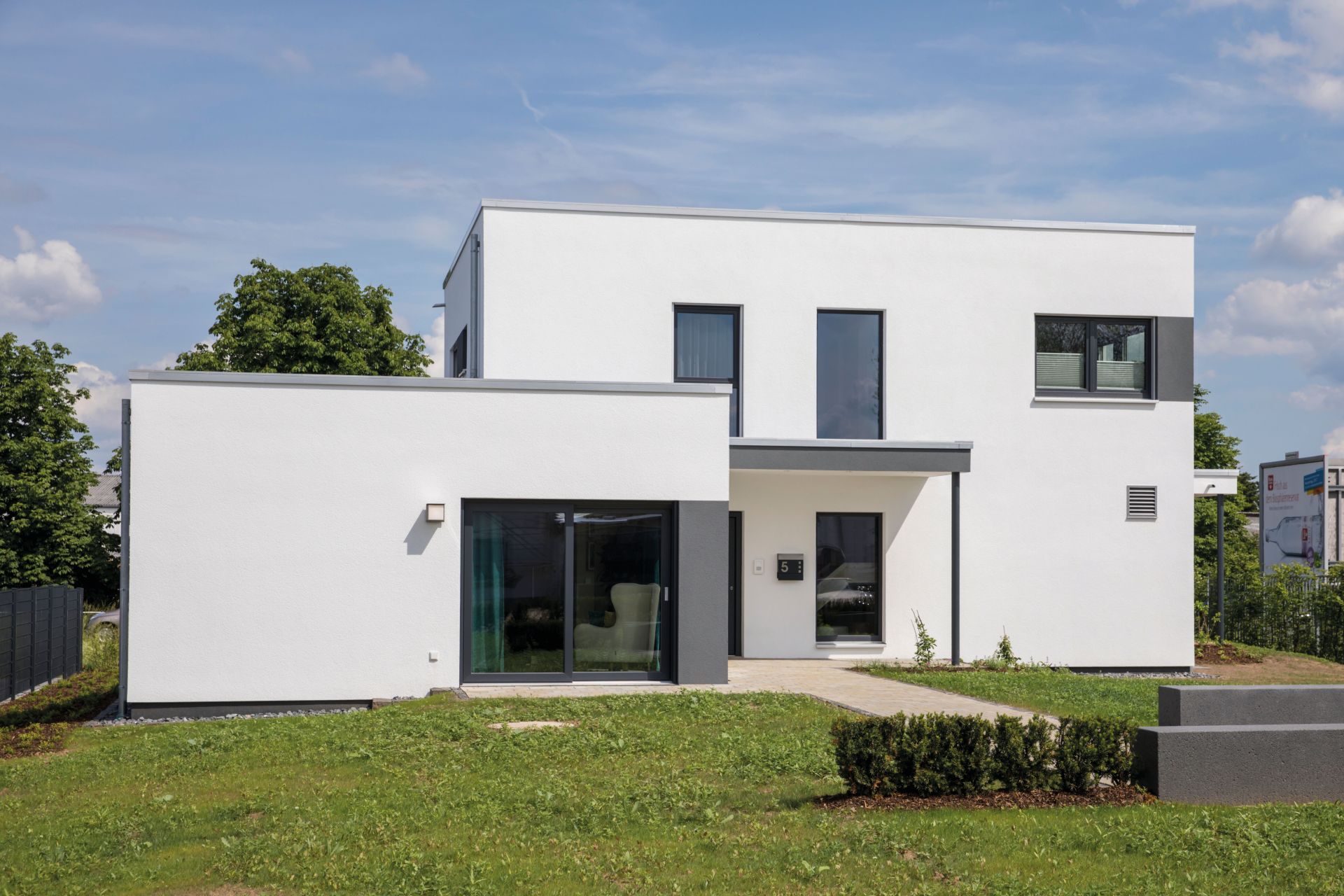 Modernes Flachdachhaus ALTERO in Gießen mit klaren Linien und weiß-grauer Fassade.