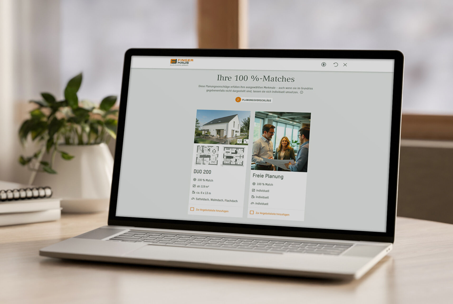 Ergebnisseite des digitalen Hausfinder-Tools von FingerHaus auf einem Laptop, mit individuellen Hausvorschlägen und Vergleichsmöglichkeiten.