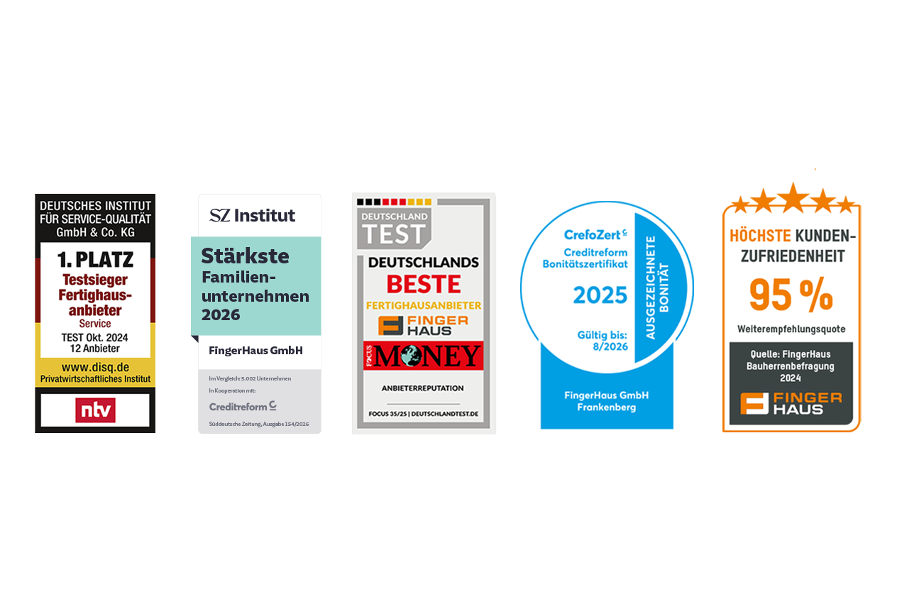 Übersicht mit fünf Auszeichnungen und Qualitätssiegeln von FingerHaus, darunter Testsieger, Stärkste Familienunternehmen 2026, Deutschlands Beste Fertighausanbieter, Creditreform Bonitätszertifikat und höchste Kundenzufriedenheit.