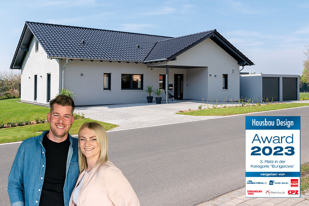 FingerHaus NIVO 130, Gewinner des Hausbau Design Award 2023 in der Kategorie „Bungalows“, vor dem Haus ein lächelndes Bauherrenpaar.