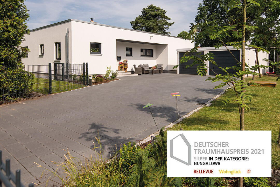 Moderner FingerHaus-Bungalow NIVO 140F mit Flachdach, heller Fassade und großer Einfahrt; daneben das Siegel „Deutscher Traumhauspreis 2021 – Silber in der Kategorie Bungalows“.
