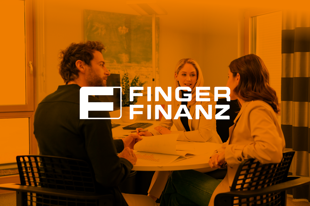 Drei Personen sitzen an einem Tisch in einem Büro oder Besprechungsraum, vor ihnen liegen Papiere, im Vordergrund das weiße Logo mit dem Schriftzug \'Finger Finanz\'