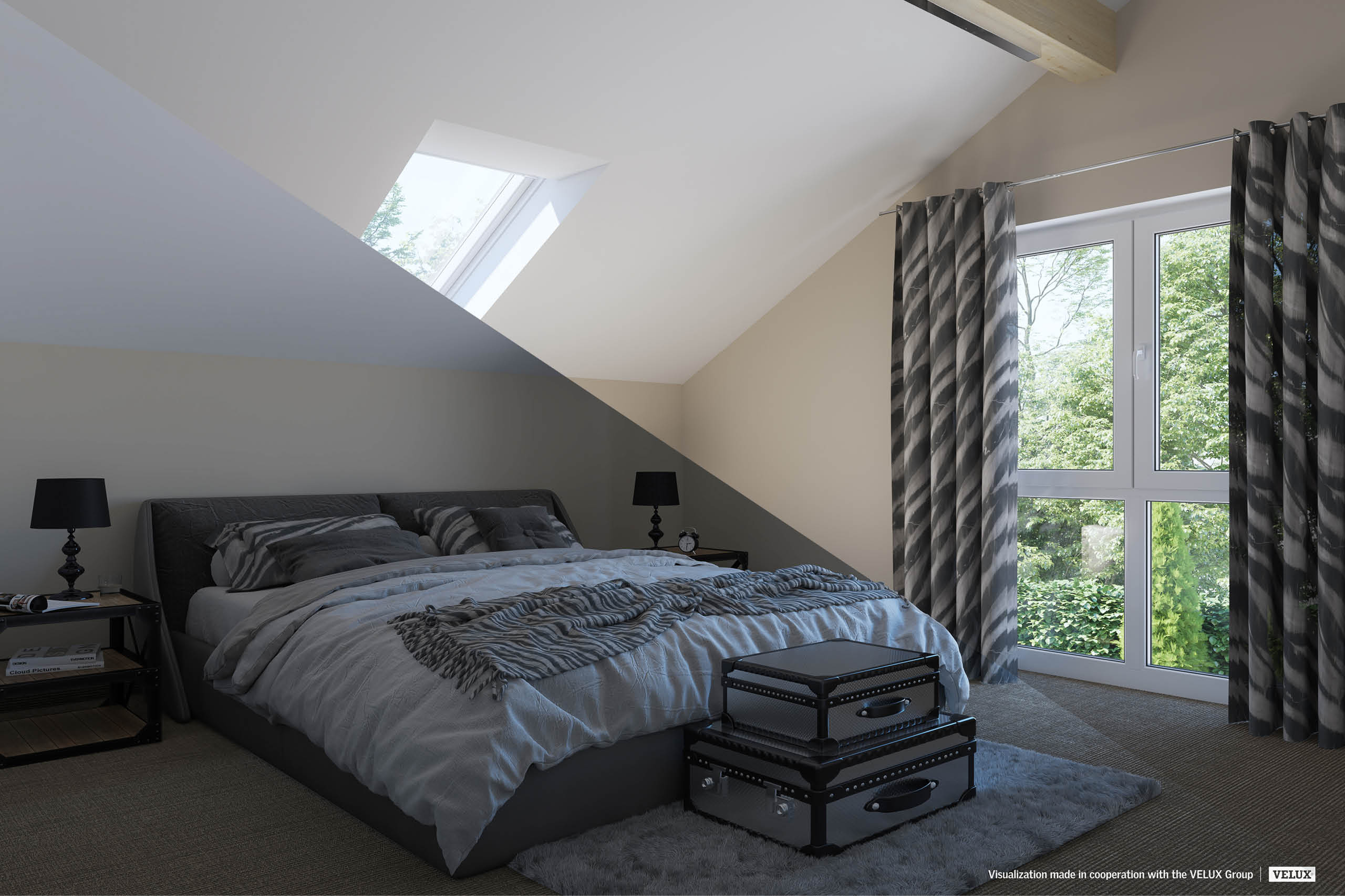 Schlafzimmer mit Dachschräge, Doppelbett mit grauer Bettwäsche, zwei Nachttischen mit Lampen, zwei gestapelten Reisekoffern vor dem Bett und großen Fenstern mit gemusterten Vorhängen